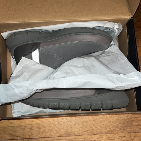 Cole Haan Women’s Zerogrand Bootie Ankle boot. Size 6. Charcoal grey suede. - Picture 7 of 9